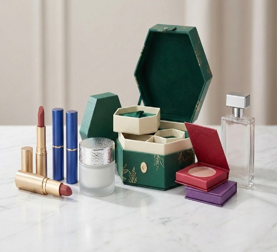 An infographic displaying various materials for beauty packaging including glass, recycled plastics, paper, and wood